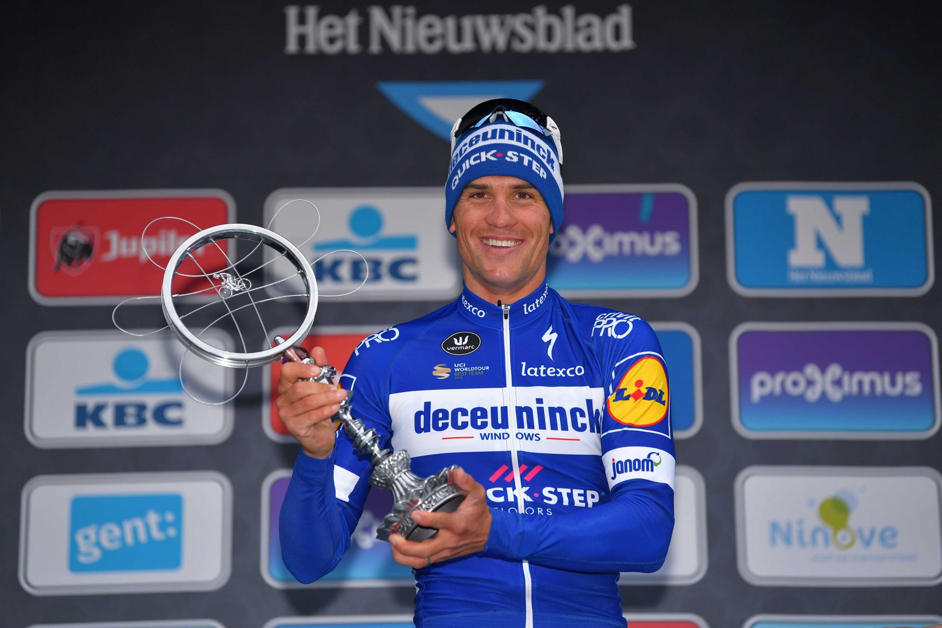 Zdeněk Štybar s trofejí za vítězství v belgické klasice Omloop Het Nieuwsblad. Foto: © Tim De Waele / Getty Images