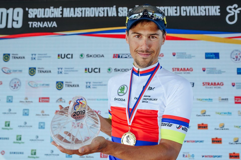 František Sisr pózuje v dresu českého šampiona určeném pro dekorování bezprostředně po šampionátu. Foto: Jan Brychta/Elkov Kasper
