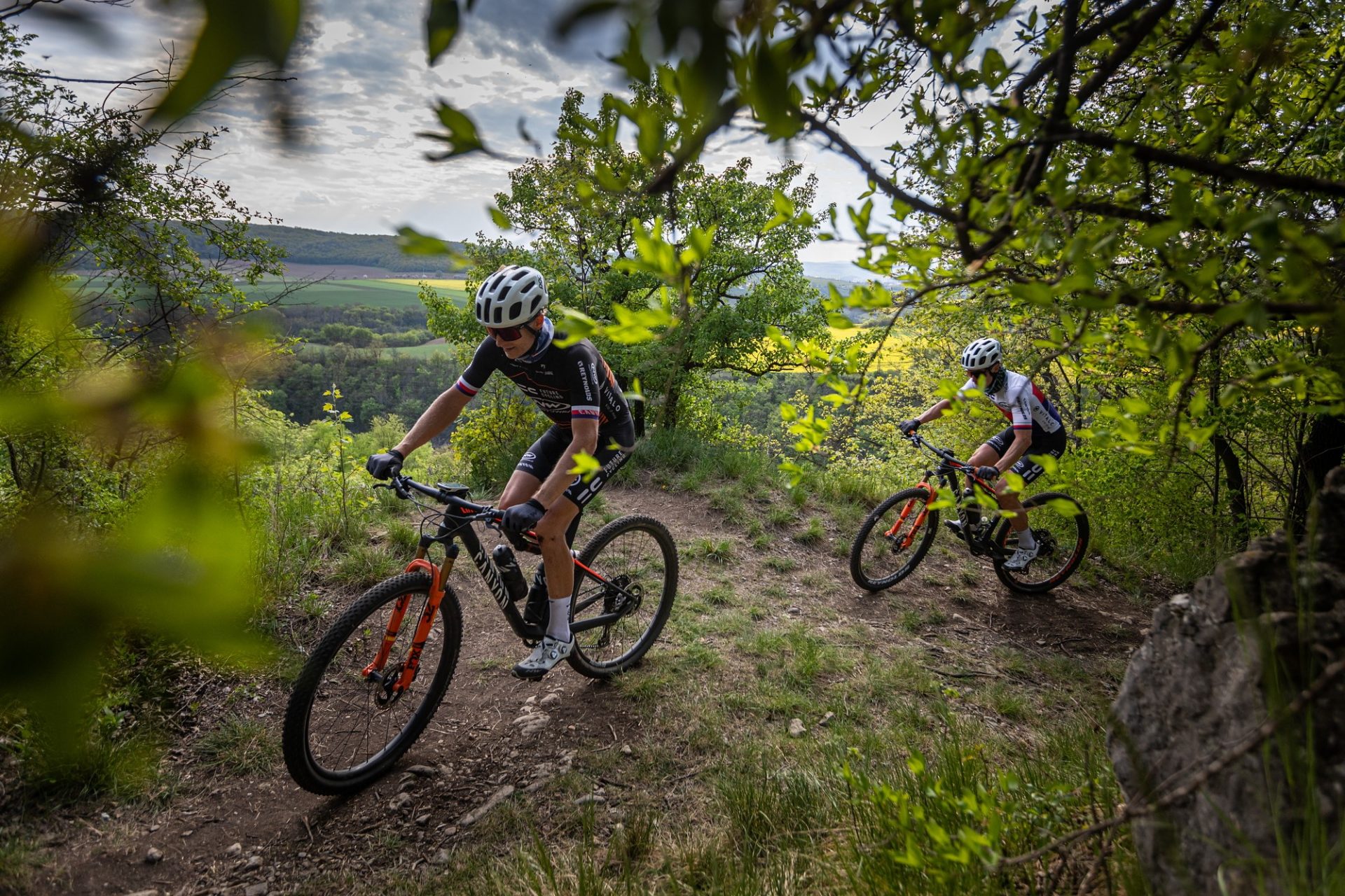 Kristian Hynek a Martin Stošek (vpravo) na okruhu 13 kopců pro květnovou soutěžní výzvu Kristiana Hynka. Foto Michal Červený