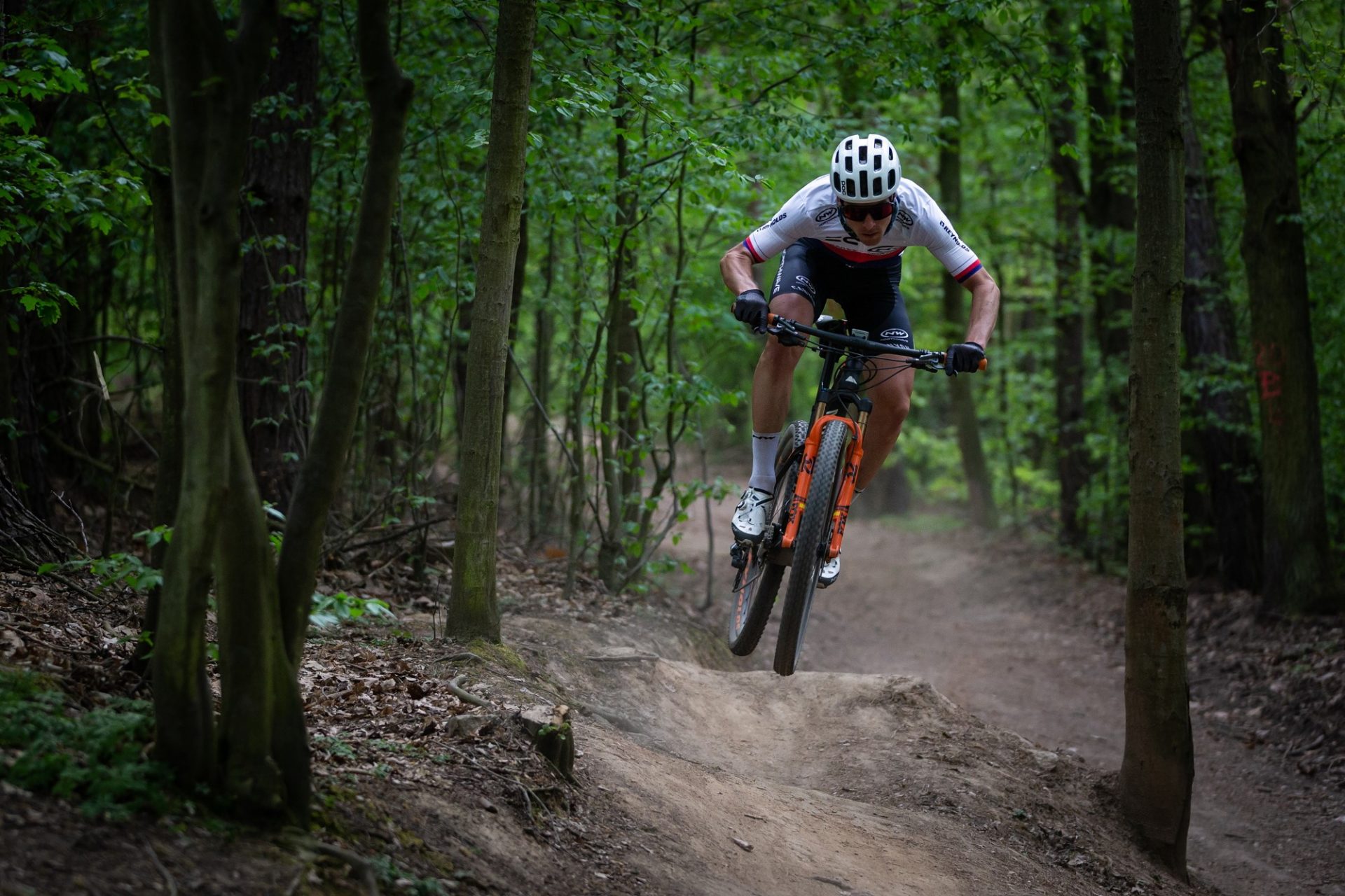 Martin Stošek na trati okruhu 13 kopců v okolí Karlštejna. Foto: Michal Červený