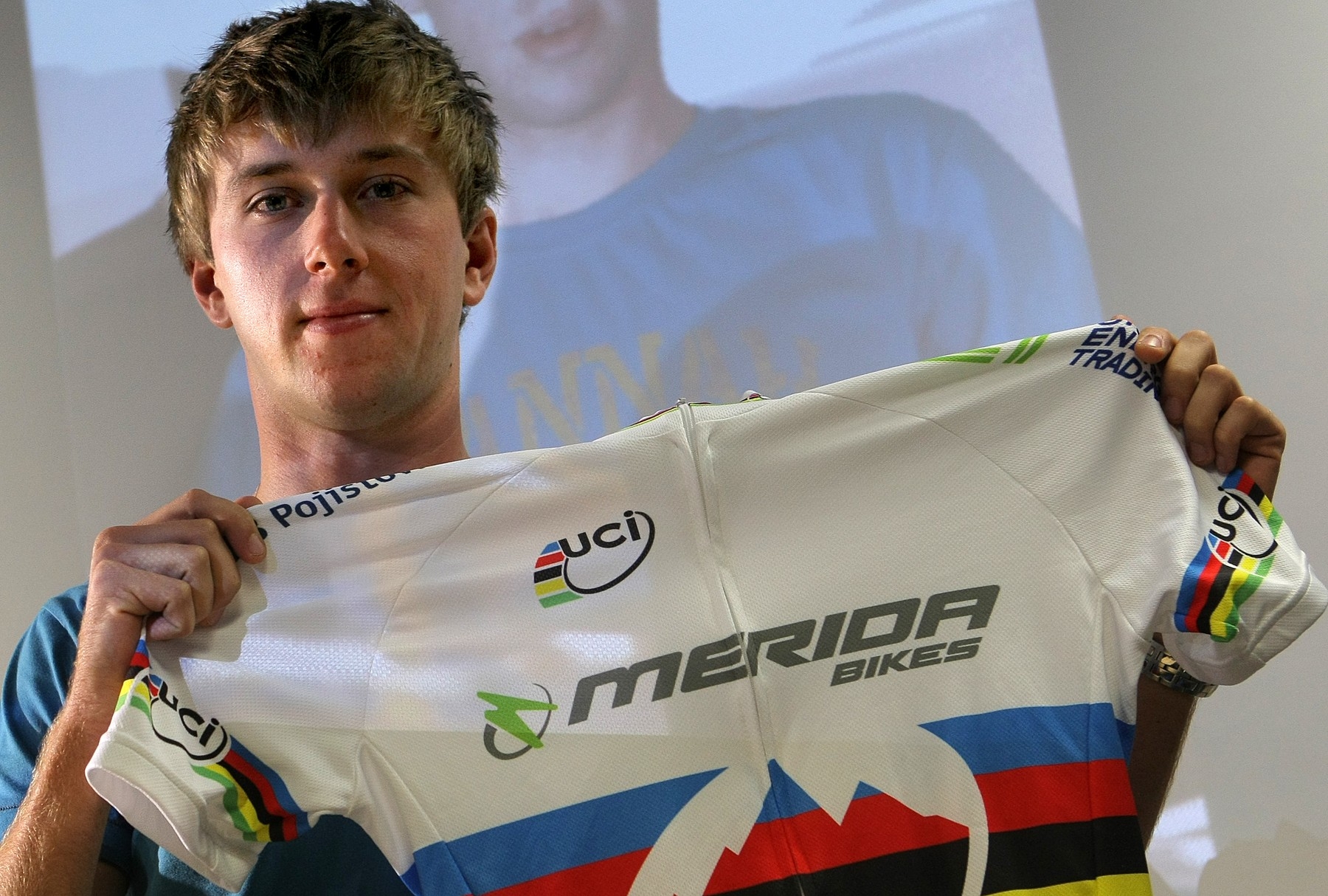 Ondřej Cink s trikotem pro mistra světa do 23 let, jímž se stal v roce 2012. Martin Polívka / MAFRA / Profimedia