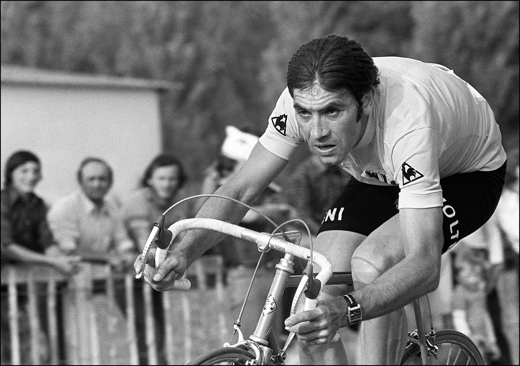 Eddy Merckx byl příkladem moderního profesionála, ale neřest v podobě kouření mu zůstala i během Tour de France. Foto: profimedia