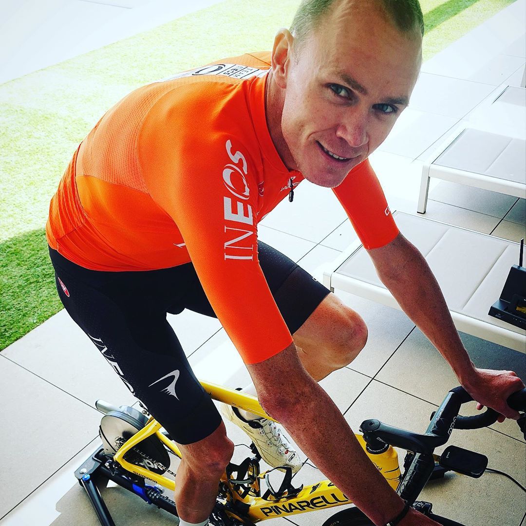 Cyklista Chris Froome z týmu Ineos během přípravy na trenažéru. Foto: instagram Chrise Froomea