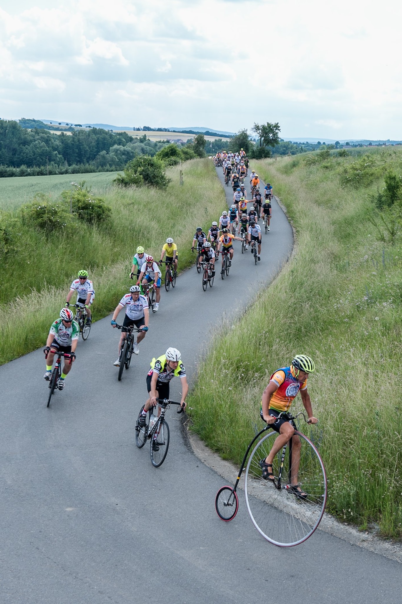 Josef Zimovčák na čele pelotonu při cyklistické tour Na Kole dětem. Foto: Ivo Dvořák