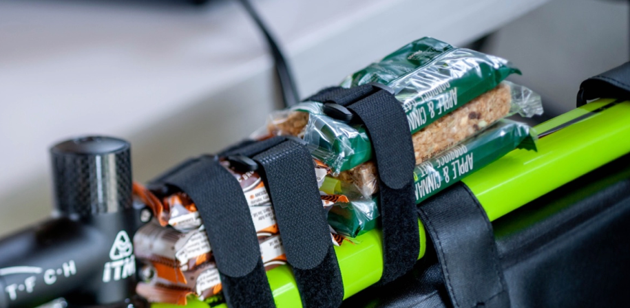 Energetické tyčinky přichycené k rámu kola před startem bikepackingového závodu. Foto: bikingman.com