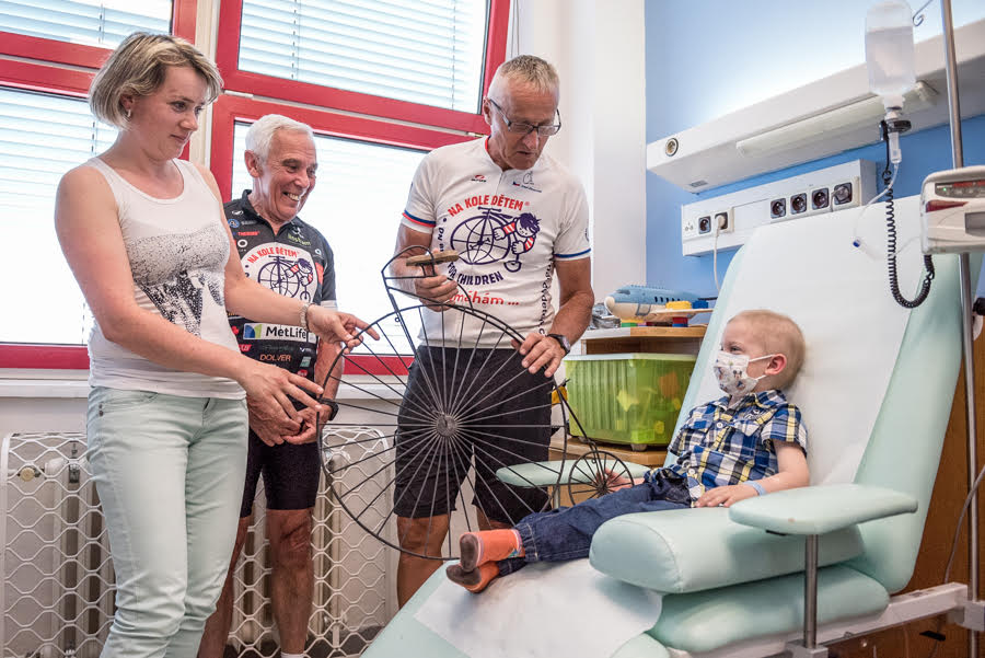 Josef Zimovčák, patron projektu Na kole dětem, společně s profesorem Pavlem Pafkem u jednoho z malých pacientů, pro něž je určen výtěžek celé akce.