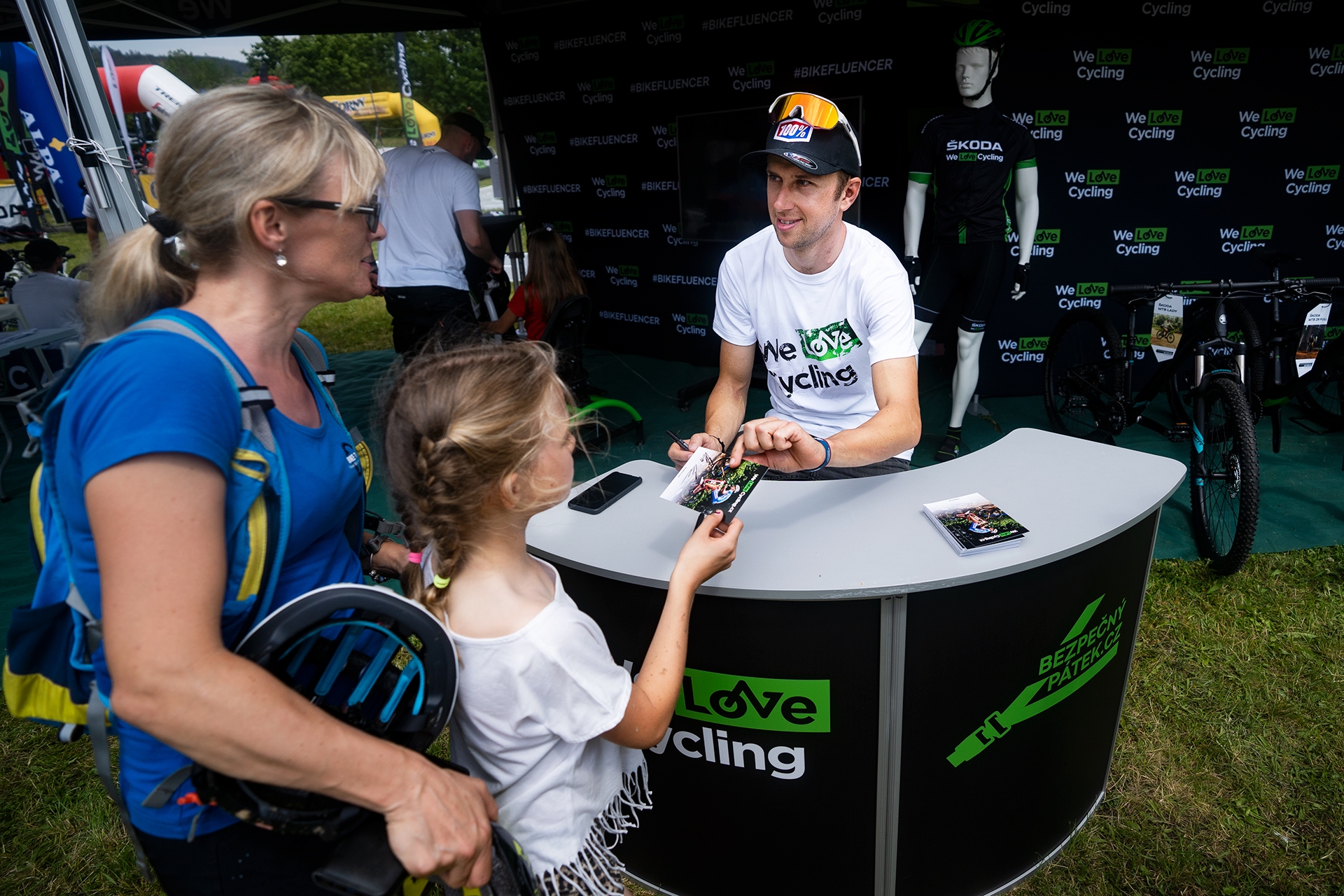Biker Ondřej Cink během autogramiády při závodu Nova Cup na Sázavě.