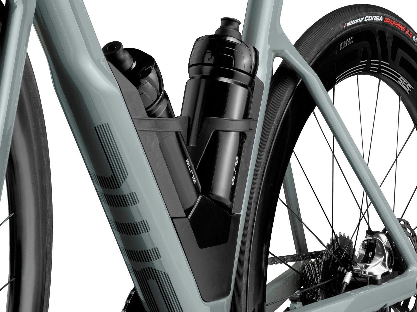 Bicykl BMC a přepravní prostor integrovaný pod držáky na láhve.