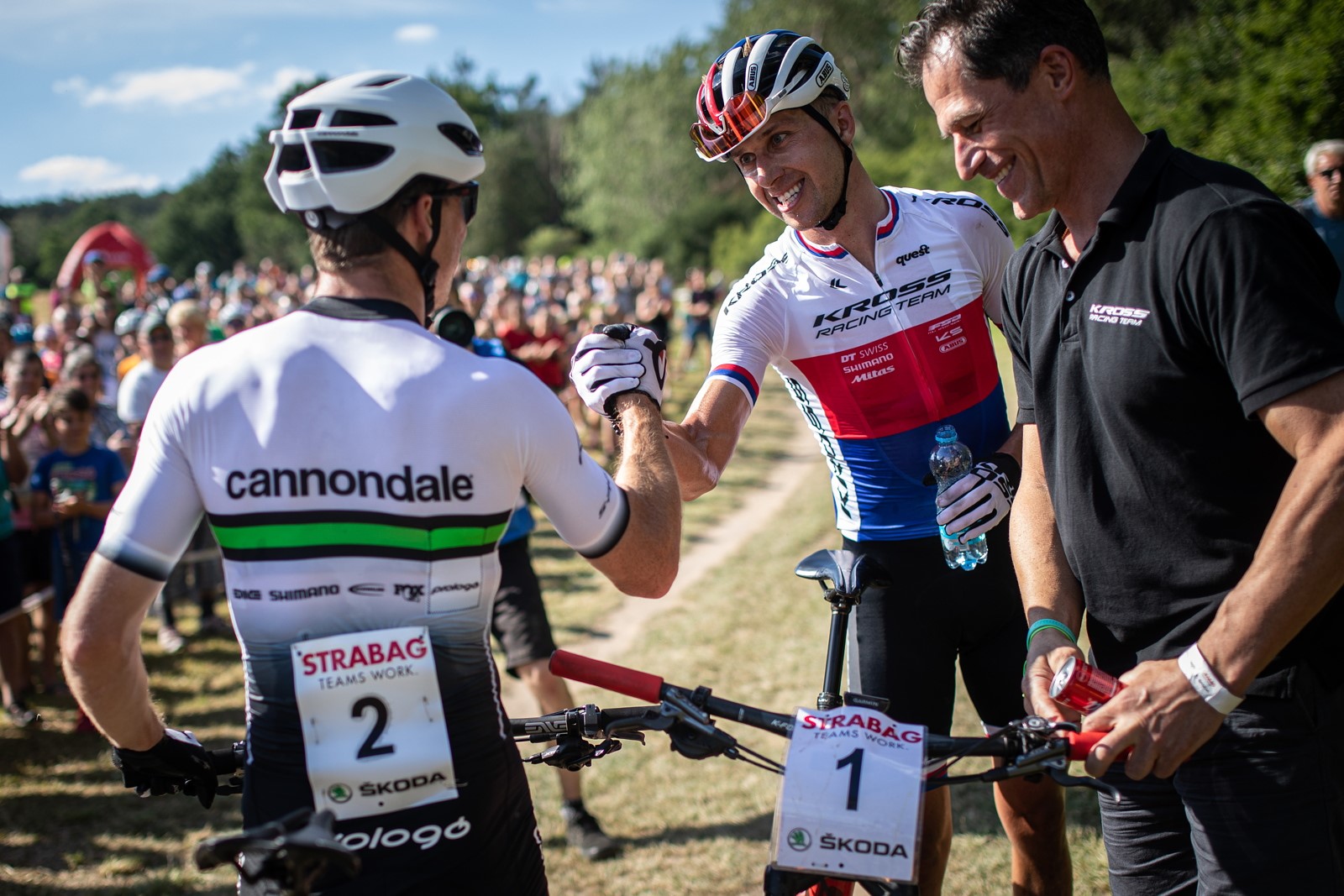 Ondřej Cink, český reprezentant v cross country, se zdraví s Francouzem Marottem. Vpravo Cinkův fyzioterapeut Pavel Brynda. Foto: Michal Červený