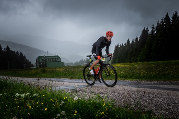 Jan Hirt při stoupání na Pražskou boudu během Krakonošova cyklomaratonu, v němž dojel třetí. Foto: Michal Červený