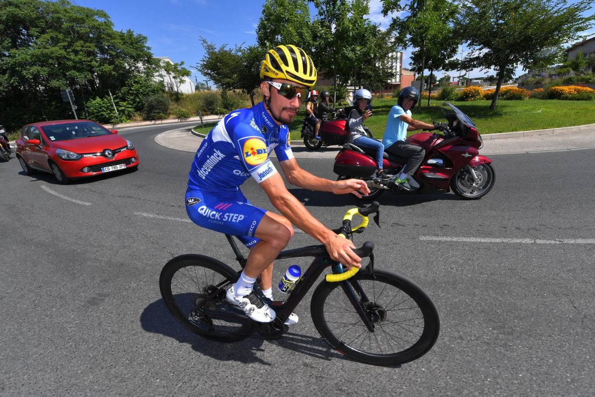 Julian Alaphilippe během druhého volného dne Tour de France v sedle elektrokola Specialized Creo, které disponuje motory s maximálním výkonem 240 wattů. Foto: Deceuninck Quick Step