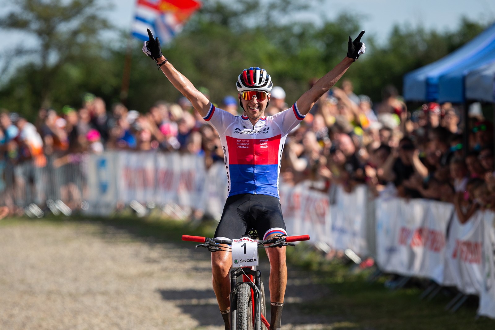 Ondřej Cink slaví vítězství při úvodním díle Českého poháru horských kol cross country. Foto: Michal Červený