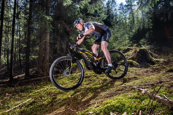 Bývalý profesionál René Andrle při testu celoodpruženého elektrokola MTF Xtreme 9.1 limited. Foto: Mountfield