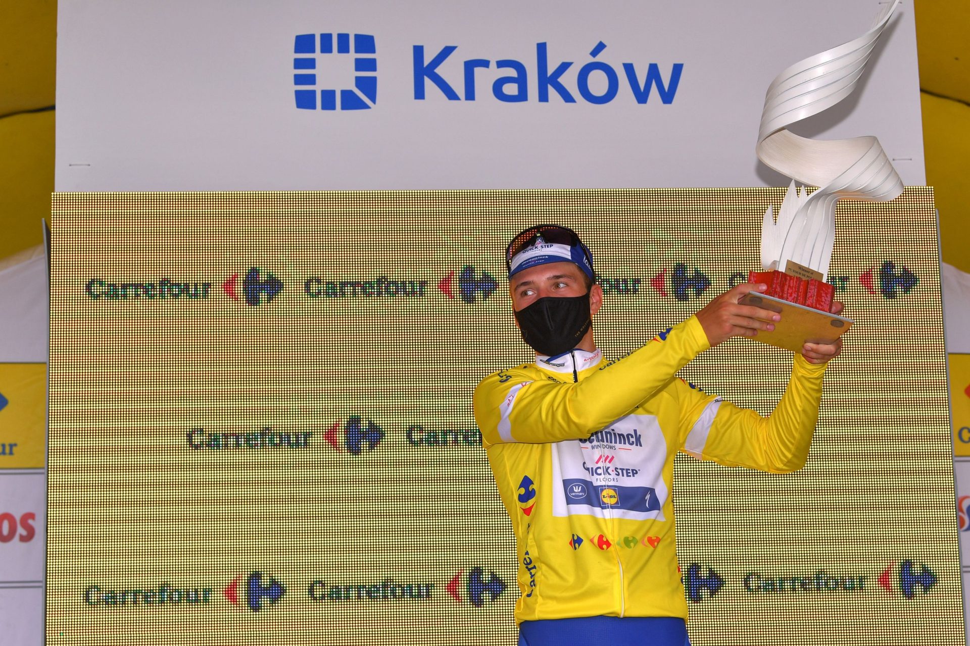 Remco Evenepoel s trofejí za vítězství v závodě Kolem Polska. Foto: Luc-Claessen/Getty-Images/Deceuninck Quick Step