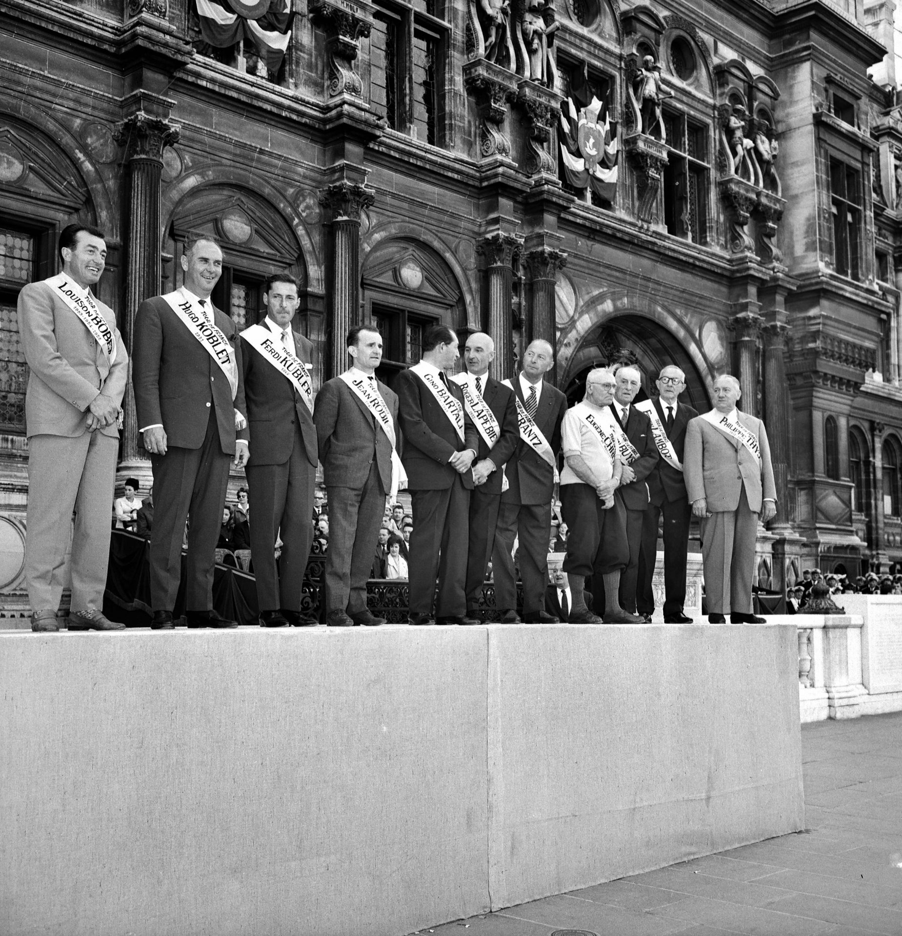 Historičtí šampioni. Zleva doprava: Louison Bobet (od roku 1953 do roku 1955), Hugo Koblet (Švýcarsko, 1951), Ferdinand Kubler (Švýcarsko, 1950),Jean Robic (1947), Gino Bartali (Ital, 1938), Roger Lapébie (1937), Nicolas Frantz (rodák z Lucemburku, 1927 a 1928), Eugène Christophe (3. cesta 1919), Lucien Buysse (Belgičan, 1926), Firmin Lambot (Belgičan, 1919) ), Philippe Thys (Belgičan, 1913, 1914 a 1920).