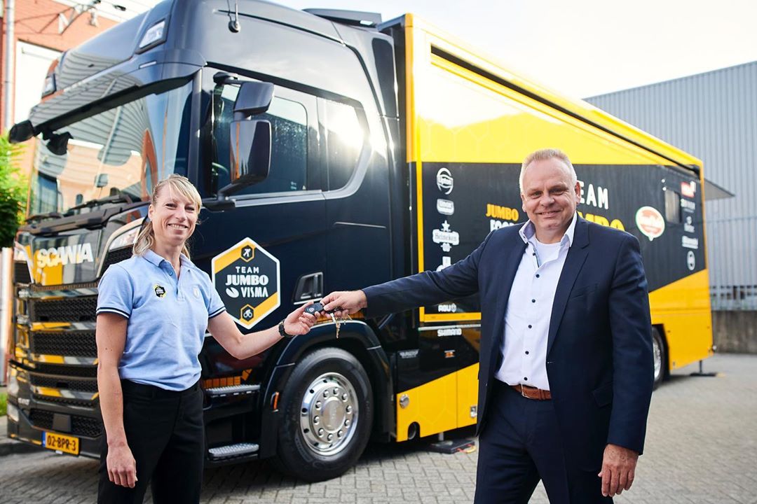 Nová posila pro tým Jumbo Visma. Nikoli do závodního pole, ale v podobě kamionu zajišťujícího kuchařský servis.