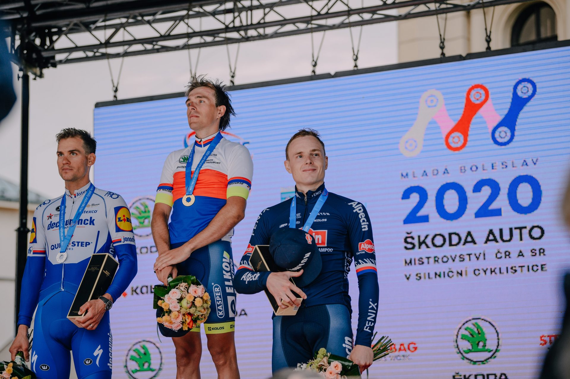 Stupně vítězů na mistrovství Škoda Auto v silniční cyklistice 2020. Zleva druhý Zdeněk Štybar, vítězný Adam Ťoupalík a bronzový Petr Vakoč. Foto: Jan Brychta