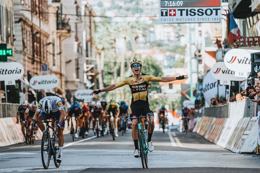 Wout van Aert triumfálně projíždí cílem nejdelší klasiky World Tour Milán-San Remo. Foto: instagram Jumbo-Visma