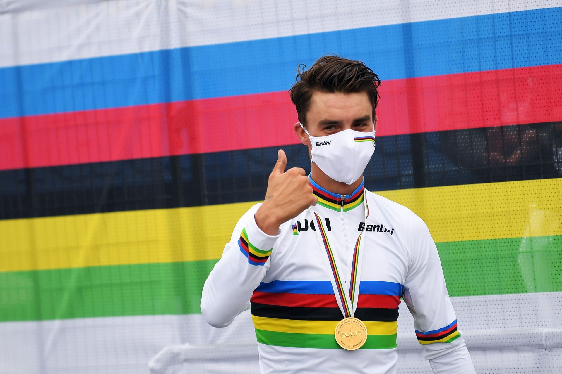 Julian Alaphilippe se zlatou medailí a dresu mistra světa po závodě v Imole. Foto: Tim De Waele/Getty Images/Deceuninck Quick Step