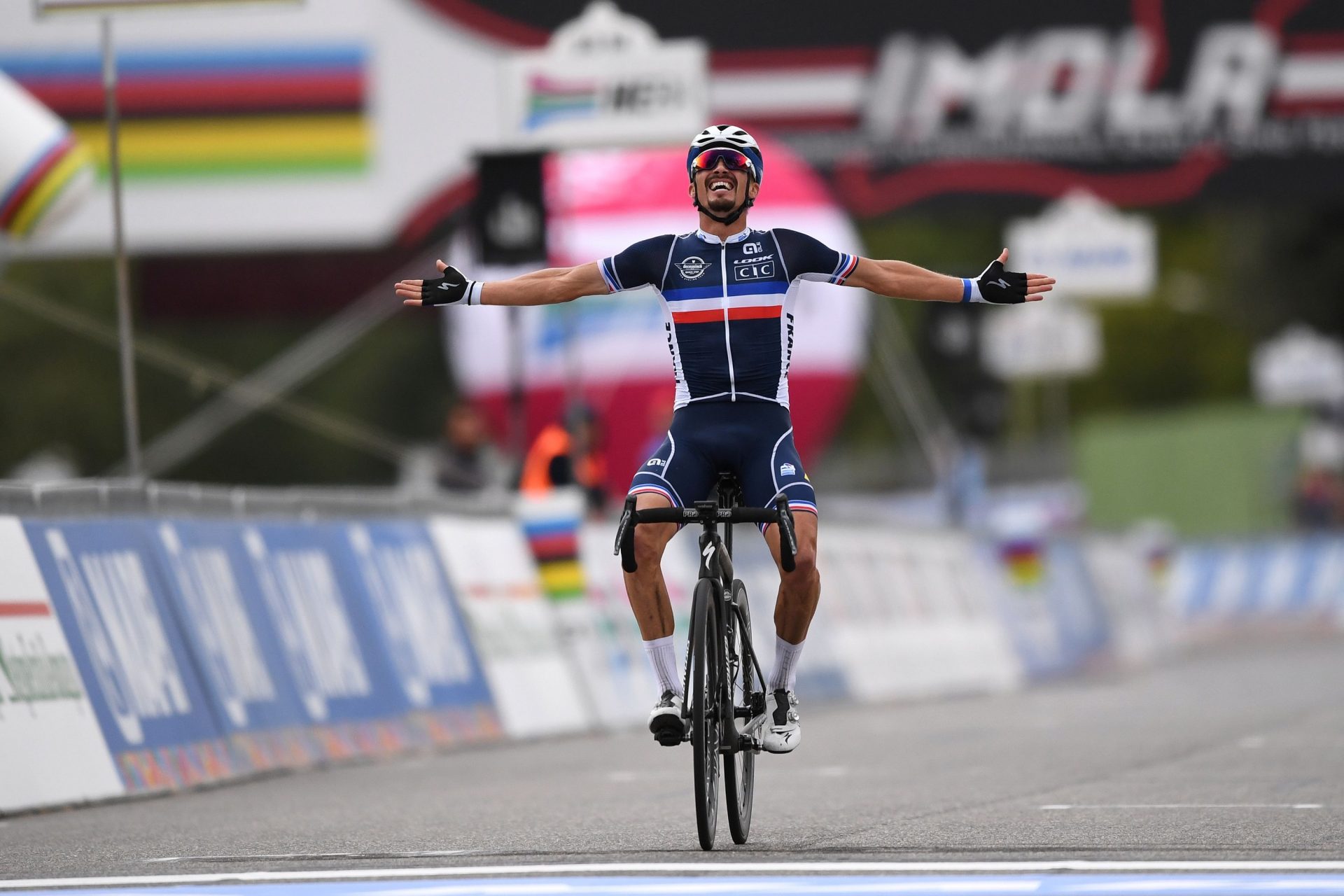 Julian Alaphilippe projíždí triumfálně cílem mistrovství světa v Imole. Foto: Tim De Waele/Getty Images/Deceuninck Quick Step