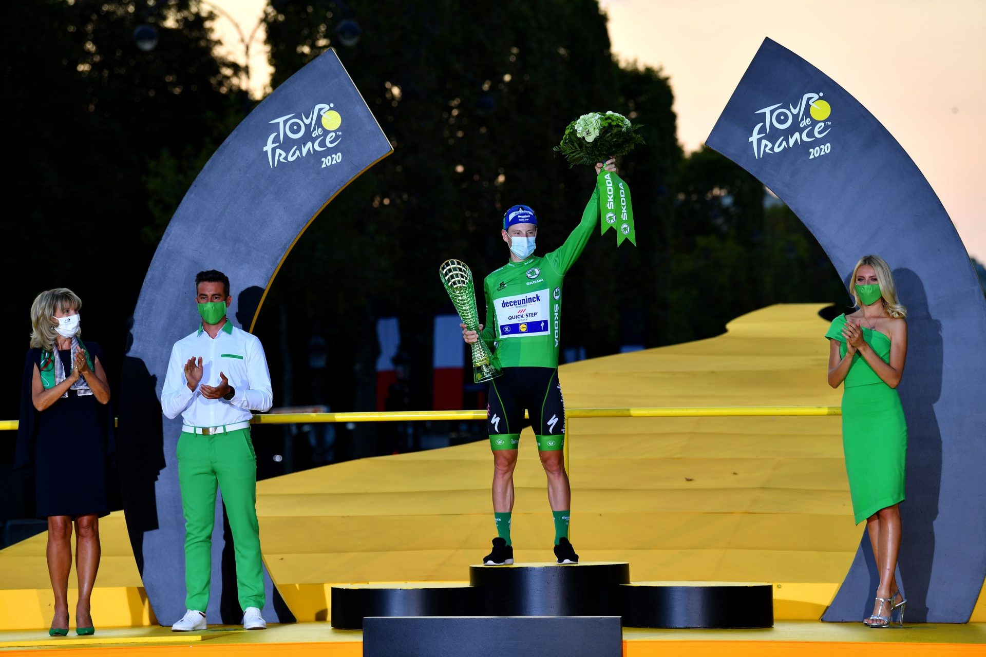 Sam Bennett v zeleném trikotu s trofejí pro vítěze bodovací soutěže Tour de France. Foto: Tim De Waele(Getty Images/Deceuninck Quick Step