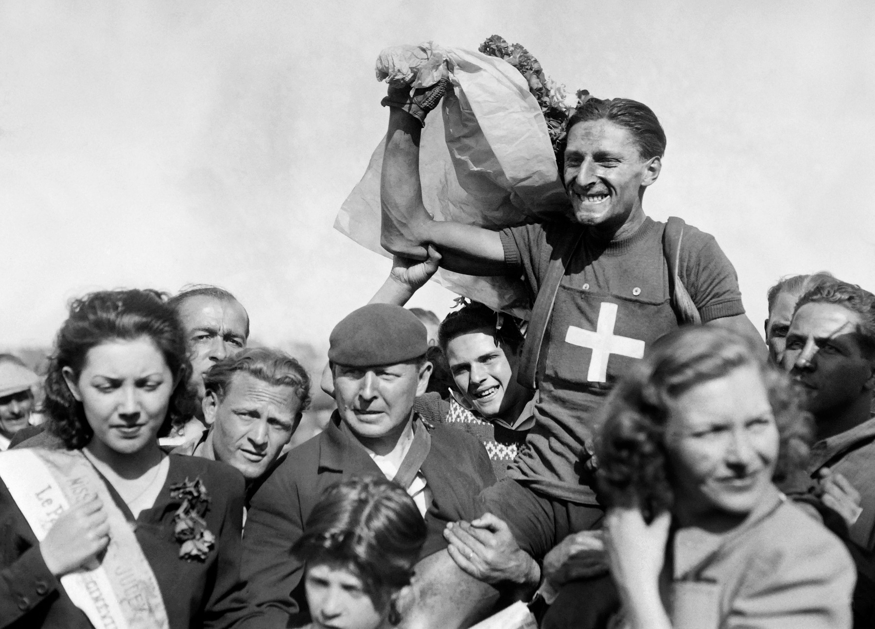 Ferdinant Kubler nad hlavami fanoušků po vítězství v první poválečné etapě Tour de France v roce 1947. Foto: profimedia