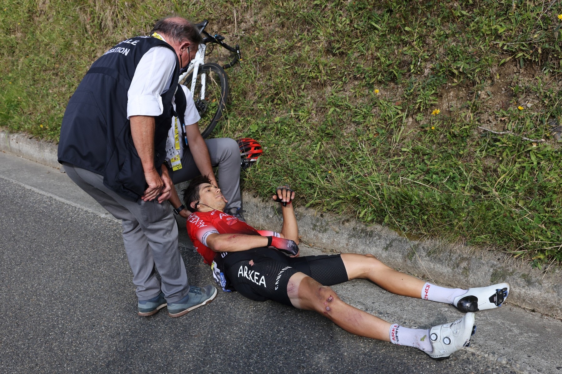Diego Rosa z formace Arkea Samsic při karambolu v osmém dějství utrpěl kromě četných odřenin zlomeninu klíční kosti. Foto: profimedia