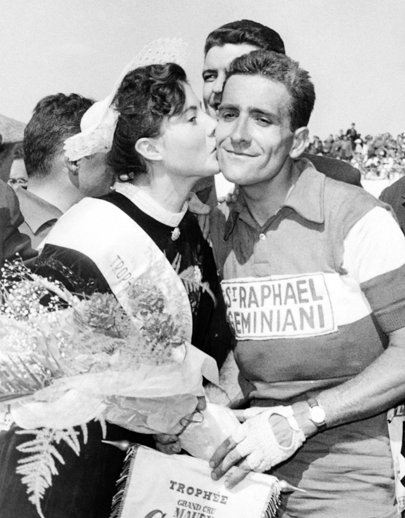 Roger Rivière, francouzský cyklista, prožívá okamžik nebývalé radosti po etapovém vítězství na Tour de France 1960. Vše se má brzy změnit... Foto: profimedia