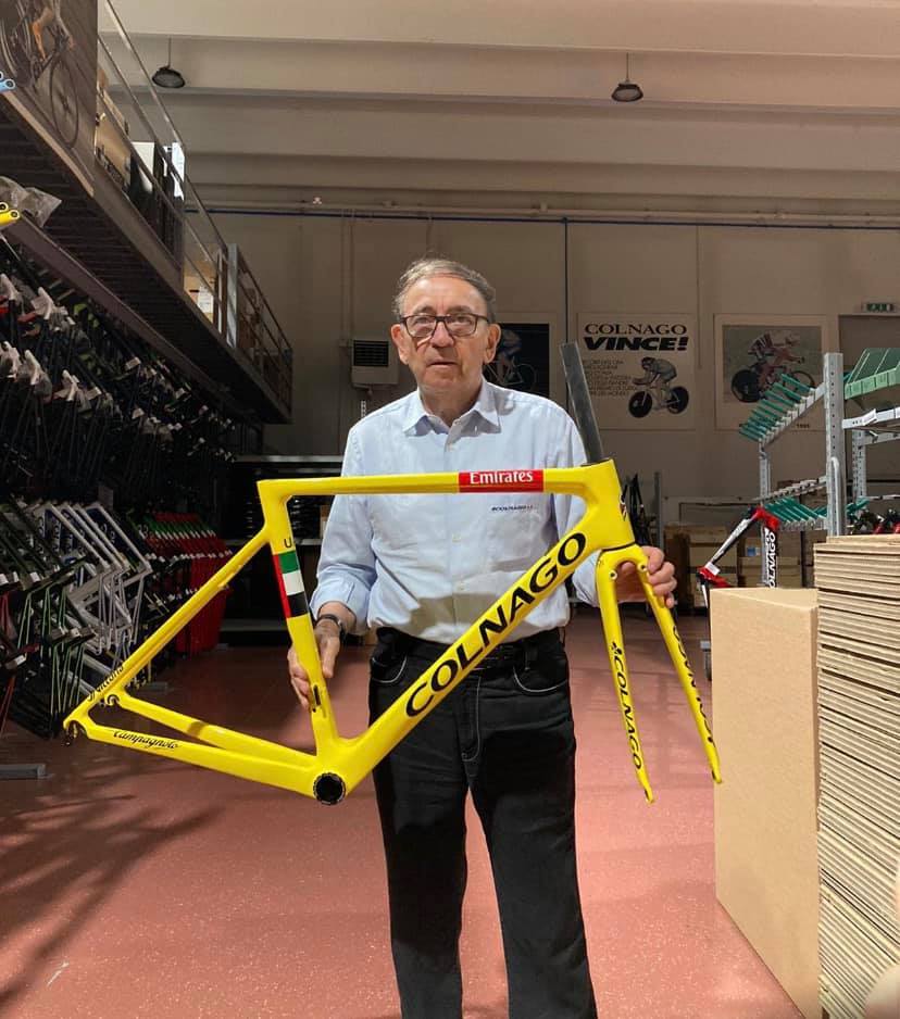 Ernesto Colnago se žlutým rámem připraveným pro Tadeje Pogačara na závěrečnou etapu Tour de France 2020. Foto: facebook Colnago