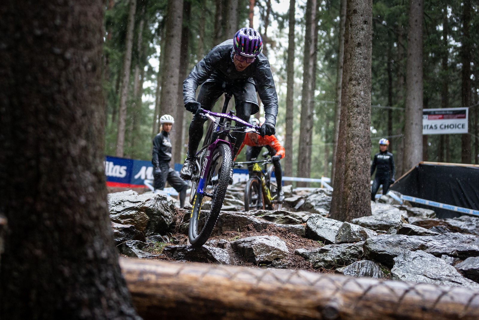 Nino Schurter, švýcarský fenomén, při tréninku na okruhu v Novém Městě na Moravě. Foto: Michal Červený