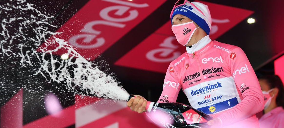 Roušky budou součástí pelotonu! Joao Almeida slaví držení růžového trikotu na Giru 2020. Foto: Deceuninck Quick Step/Getty Images