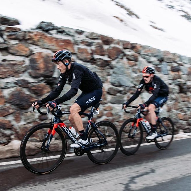Rohan Dennis táhne v horské etapě týmového parťáka Tao Harta, který nakonec slavil triumf na italském Giru. Foto: instagram Rohan Dennis