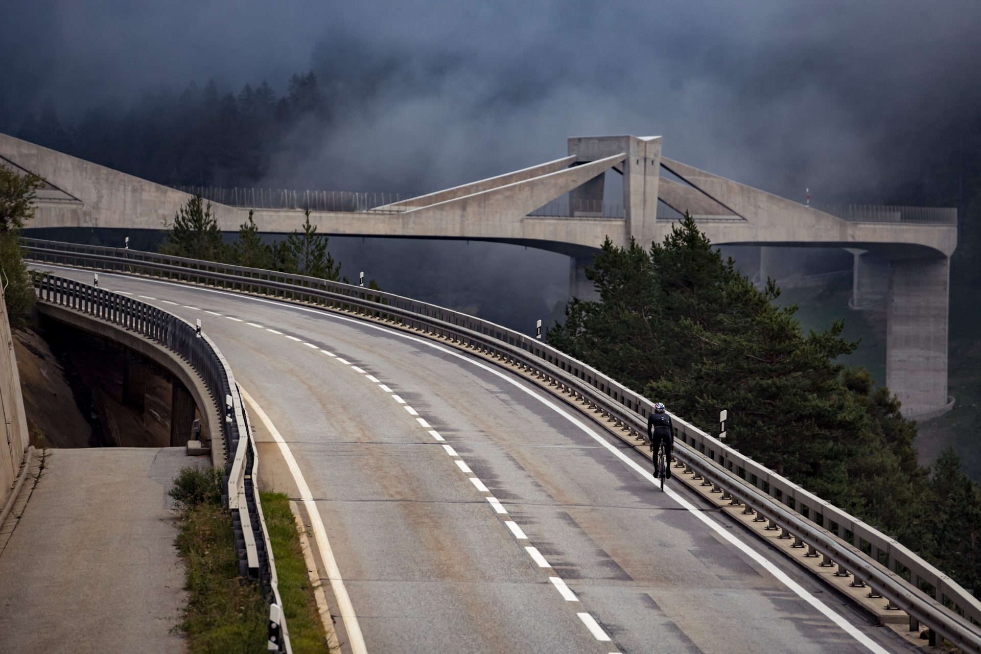 Patrick Seabase při jedinečném cyklistickém výkonu překonal i Ganterův most. Foto: redbull