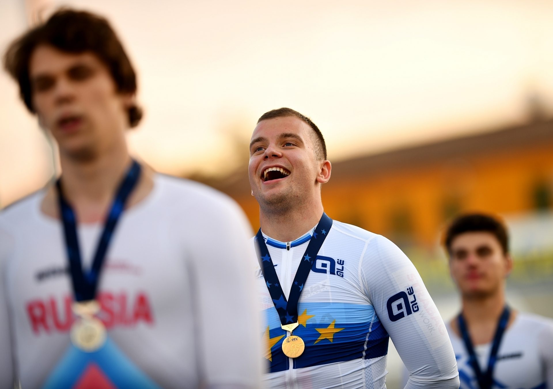 Martin Čechman se zlatou medailí pro mistra Evropy do 23 let, kterou vybojoval na otevřené dráze v Itálii. Foto: Martin Straka
