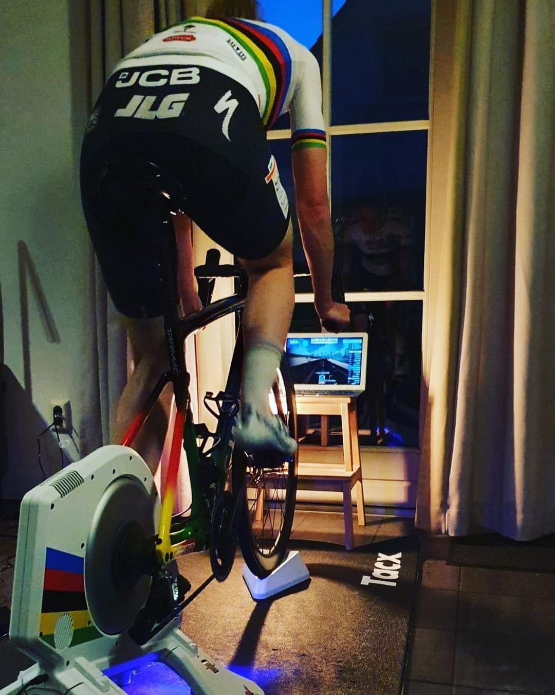 Anna van der Breggenová v trikotu mistryně světa při domácím tréninku na trenažéru. Foto: instagram Anna van der Breggen