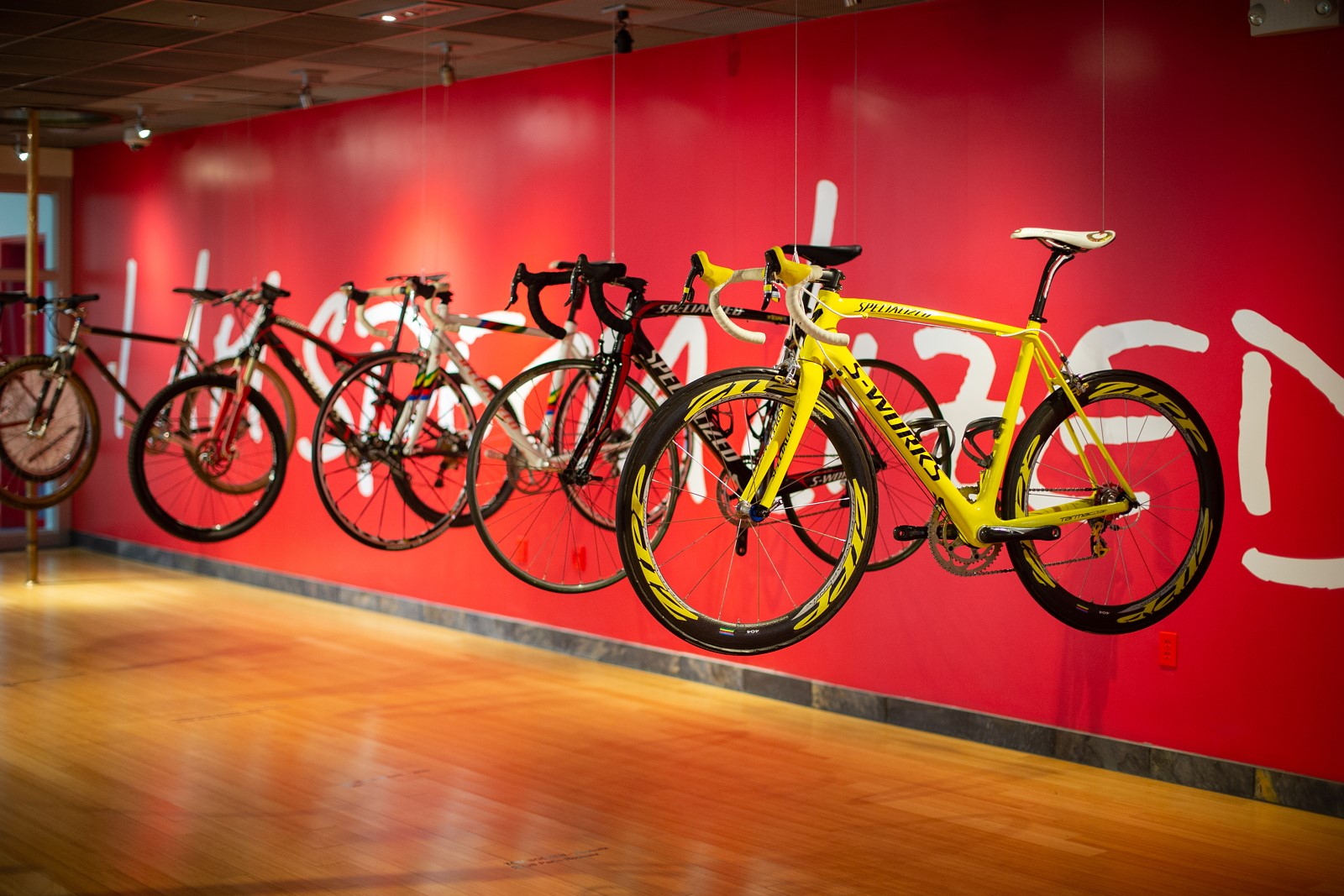Žlutý design kola odkazujícího na průběžné vedení Fabiana Cancellary na Tour de France 2010. Kolo je nenávratně ztraceno, stejně jako dvě desítky dalších. Foto: Michal Červený