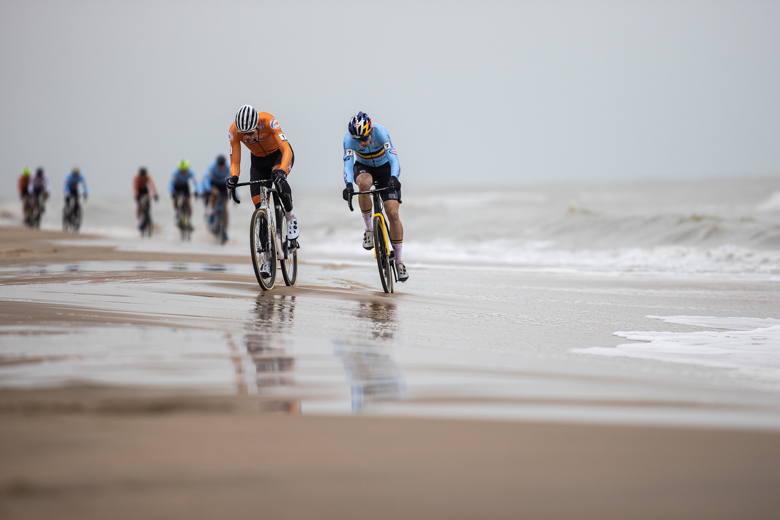 Mathieu van der Poel na čele bitvy o cyklokrosový světový titul. Foto: Michal Červený