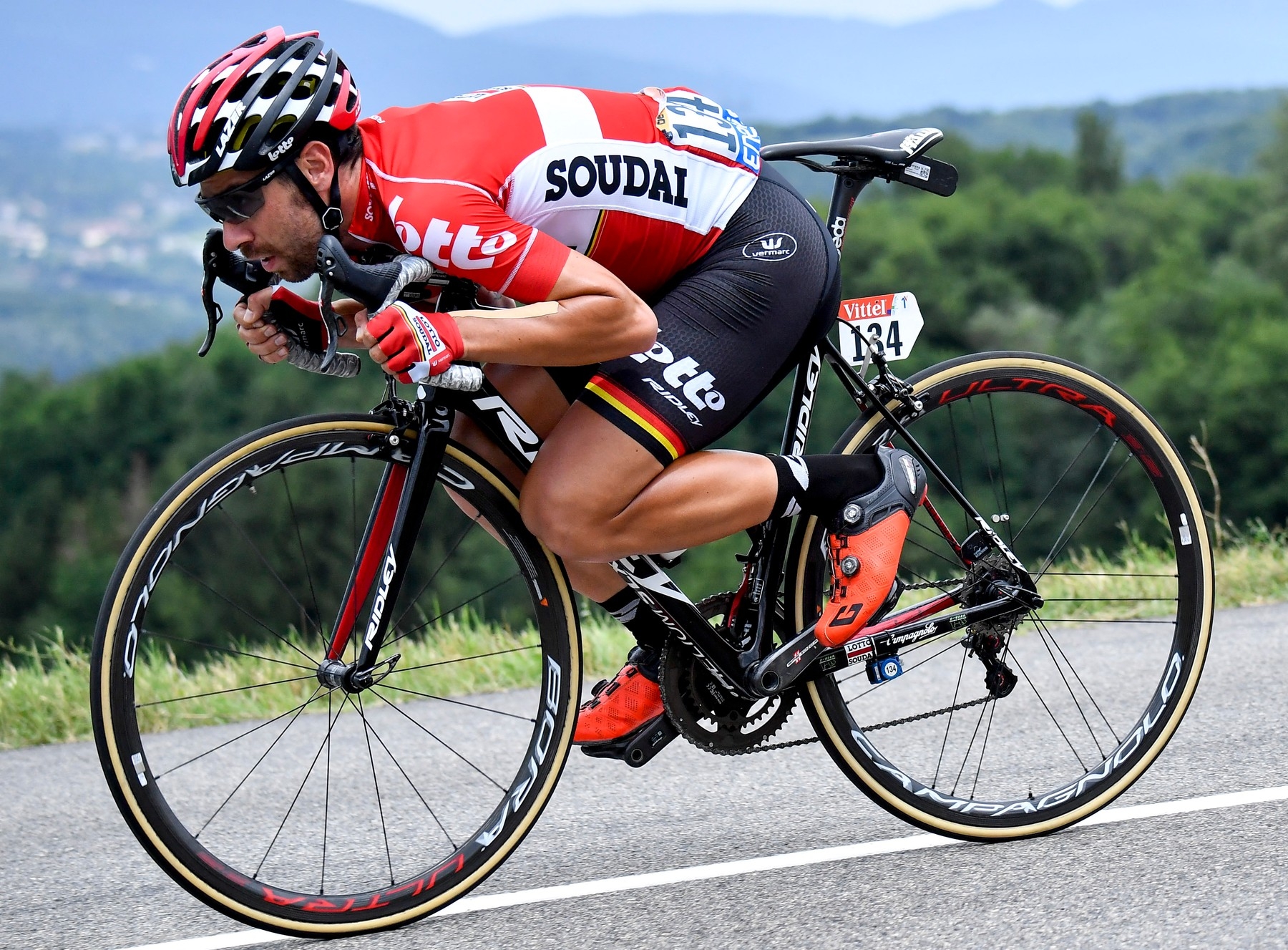 Thomas de Gendt sedící při sjezdu na rámové trubce svého stroje. Foto: profimedia