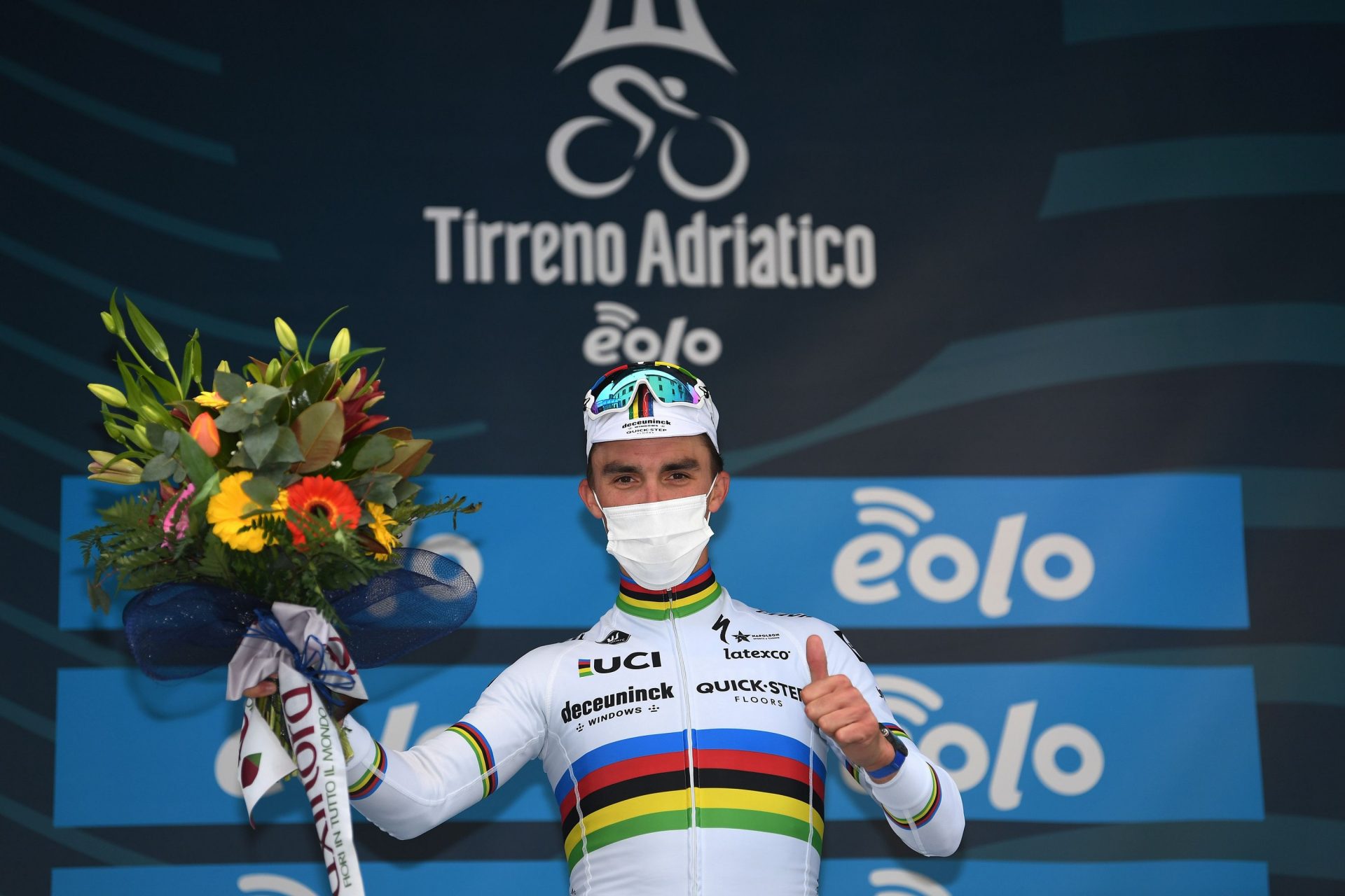 Julian Alaphilippe slaví etapový triumf při druhé etapě Tirreno-Adriatico. Foto: Deceuninck - Quick-Step - ©Tim De Waele / Getty Images