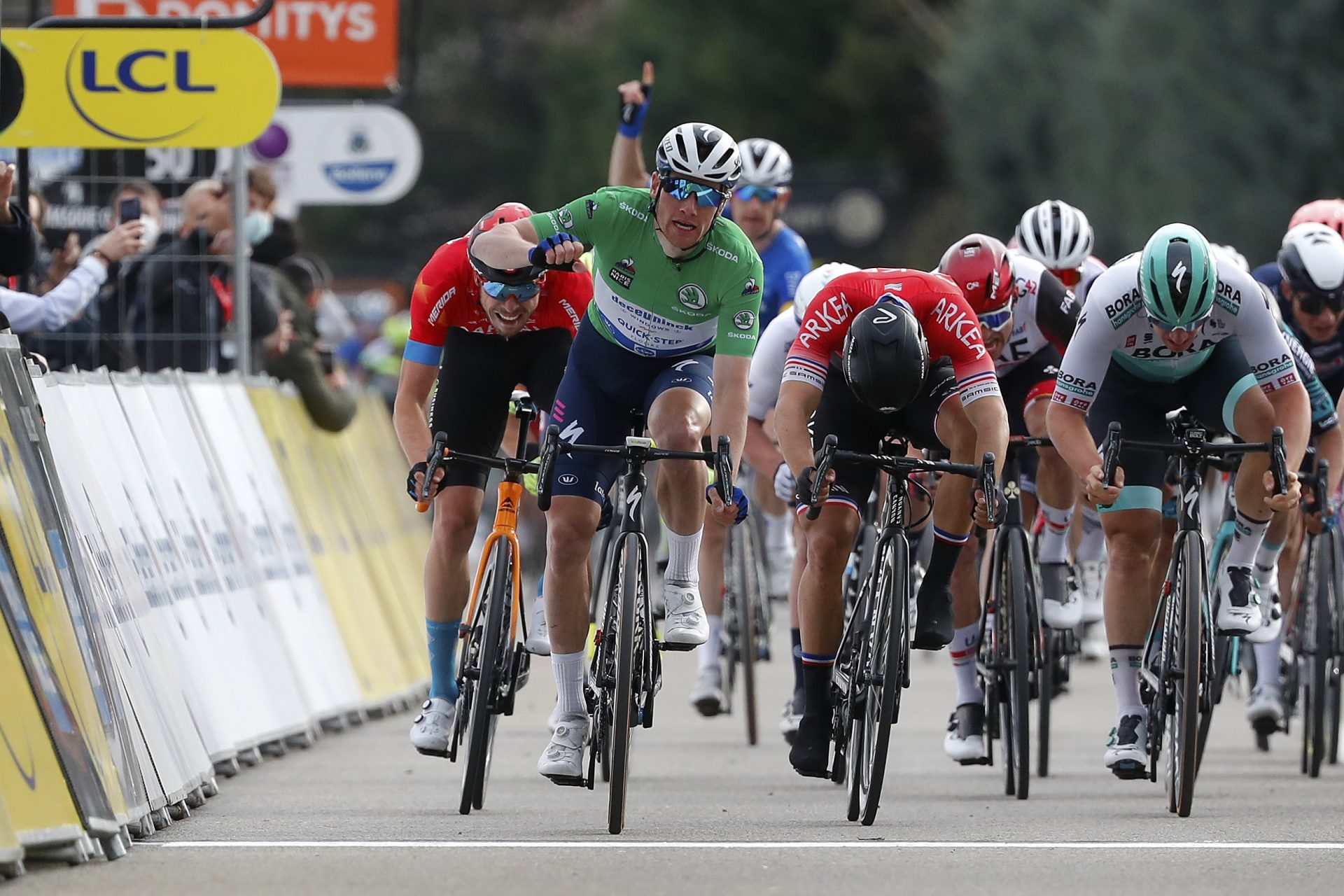 Sam Bennett slaví triumf v 5. etapě závod Paříž-Nice. Foto: © Deceuninck - Quick-Step - ©Bas Czerwinski