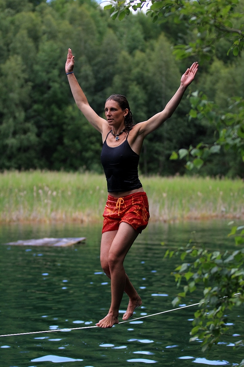Slackline nad vodou. Ideální kombinace posilování svalstva a osvěžení...
