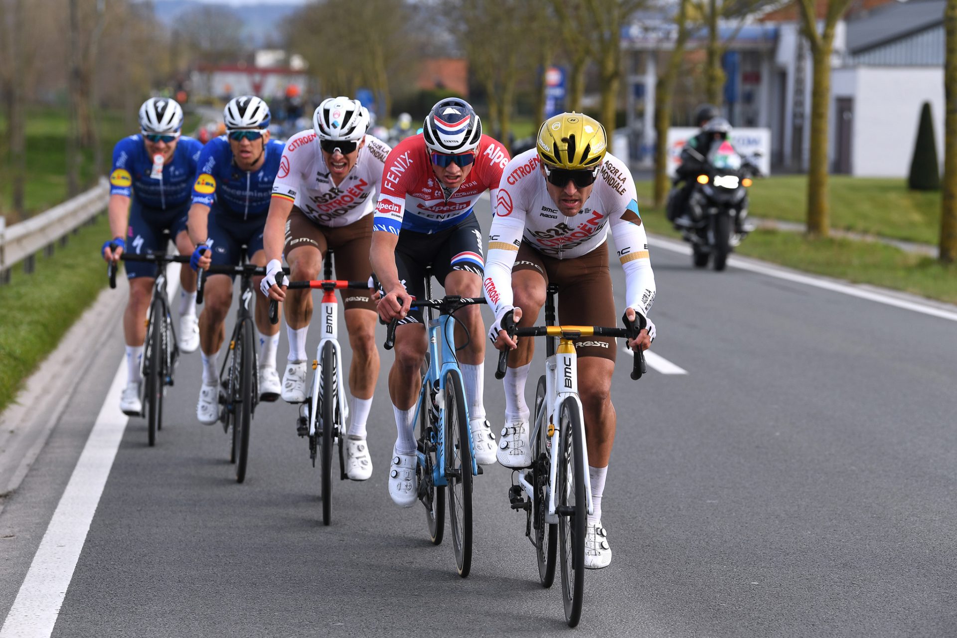 Greg van Avermaet táhne skupinu při klasice E3 Harelbeke. Tim de Waele/Getty Images)