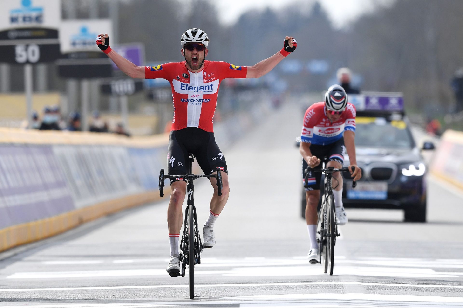 Kasper Asgreen slaví triumf na klasice Kolem Flander. Foto: Tim-De-Waele-Getty-Images (2x