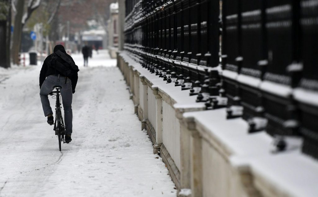 Urban cycling in winter