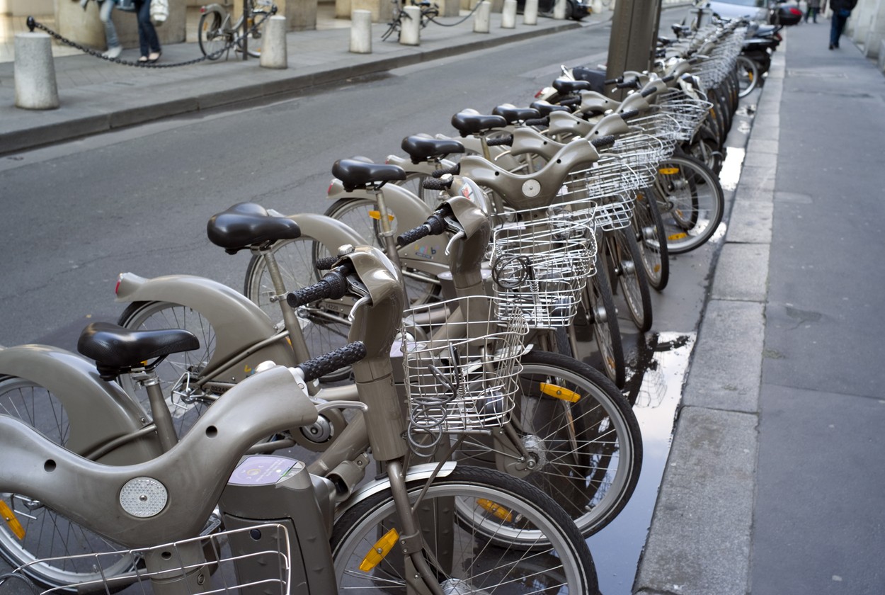 The first half-hour is always free, so I got to admit I just did a short test ride and took it to the nearest terminal. I parked it back to the rack, the system recognized the bike instantly and locked it within five seconds.