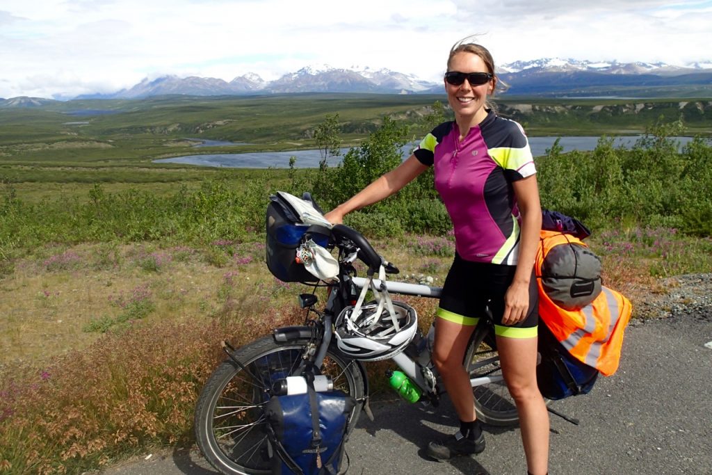 And here I am. Yesterday a moose crossed the road, less than 30 meters away from me. I just crossed the second highest pass of Alaska, the MacLaren summit at 4048 feet (about 1255 meters). I know, that might not be as high as you’d expected in Alaska. After a gorgeous downhill (I can already see tomorrows climb) I now sit outside my tent with a view on a glacier.