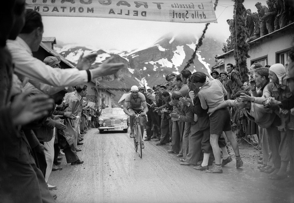 Gino Bartali tackles a mountain stage 1940.