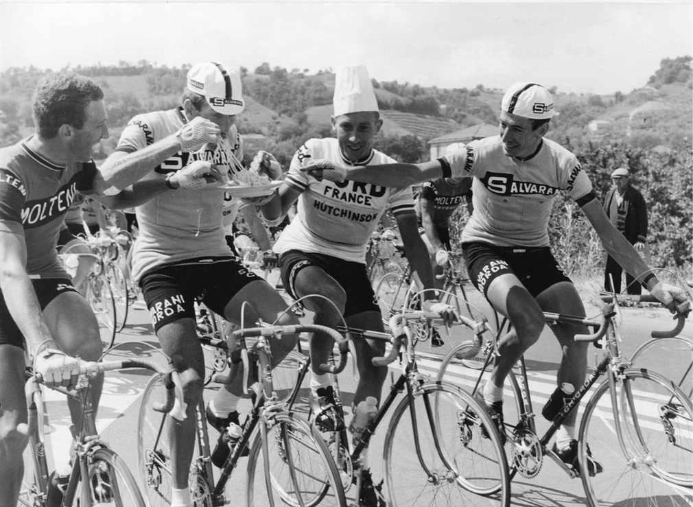 Riders eating spaghetti during a stage in 1966.