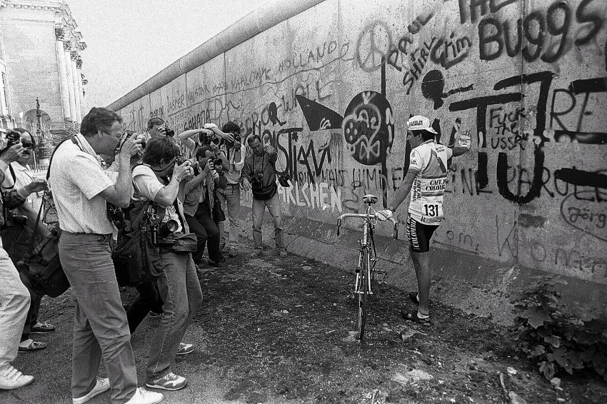 1987: Colombian rider Luis Herrer posing in front of the Berlin Wall, celebrating Berlin’s 750th birthday.