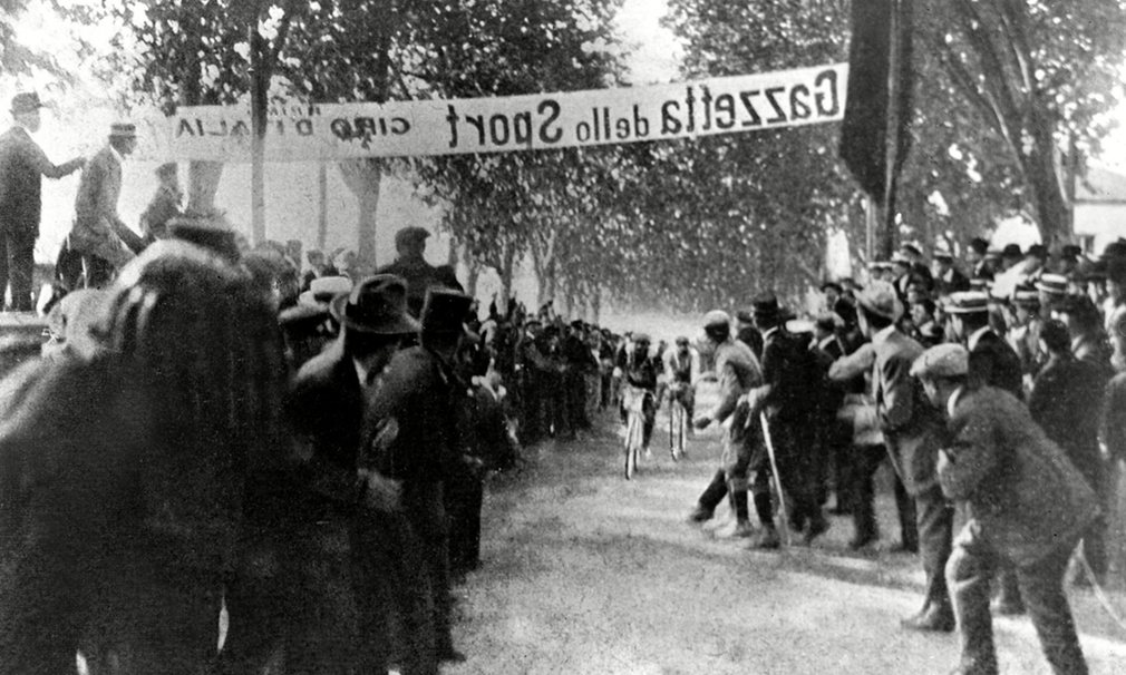 Rossignoli takes the sprint stage in Naples during the inaugural race.